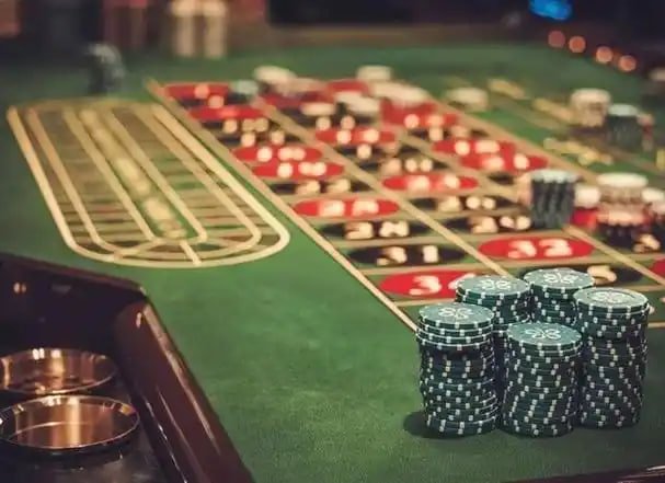 Người chơi Việt Nam thưởng thức slot nổ hũ 69vnd trên điện thoại khi di chuyển